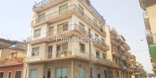 Vendesi appartamento al primo piano in via San Martino a Vittoria