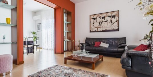 Vendesi appartamento signorile interamente ristrutturato con garage e terrazzo
