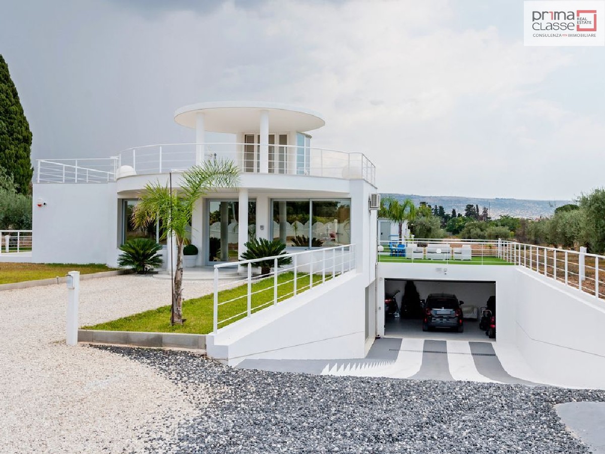 Vendesi prestigiosa villa a Vittoria con piscina e ampio giardino