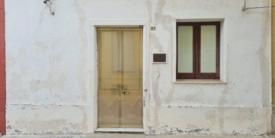 Vendesi casa singola in via Cagliari vicino Piazza Cavour a Scoglitti