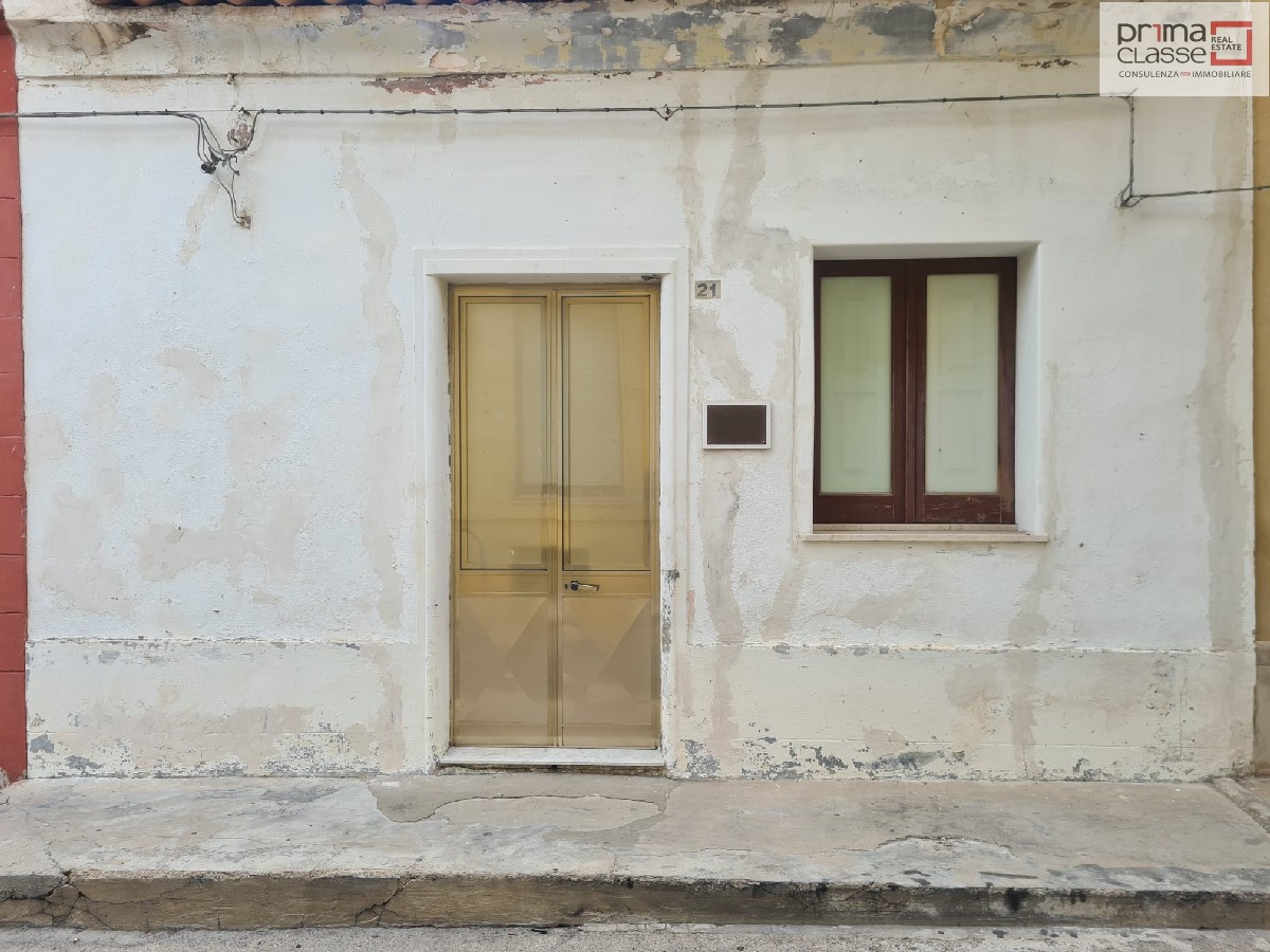 Vendesi casa singola in via Cagliari vicino Piazza Cavour a Scoglitti
