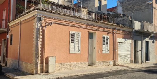 Vendesi casa singola con garage in via Gaetano di Modica a Vittoria