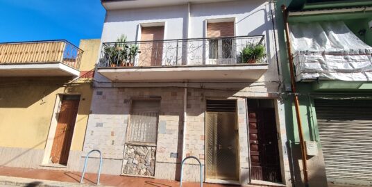 Vendesi stabile con due appartamenti in via P.Longobardo a Vittoria