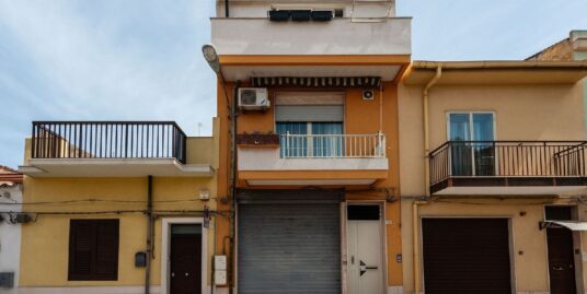 Vendesi casa singola con garage in via C. Pisacane a Vittoria