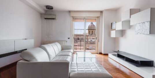 Vendesi prestigioso appartamento interamente ristrutturato in Via Cialdini a Vittoria