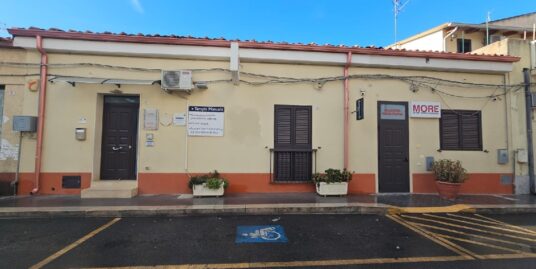 Affittasi in via G. di Modica immobile ad uso ufficio – attività sportiva o casa famiglia.