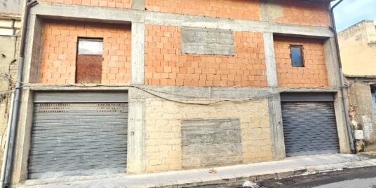 Vendesi stabile con due appartamenti e garage in via Cernaia a Vittoria