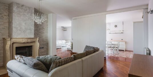 Vendesi prestigioso appartamento interamente ristrutturato in Via Cialdini a Vittoria