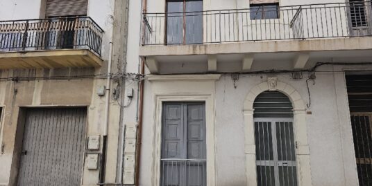 Vendesi stabile con due appartamenti in via Como a Vittoria
