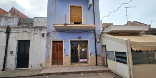 Vendesi stabile con locale artigianale e appartamento in via Duilio a Vittoria