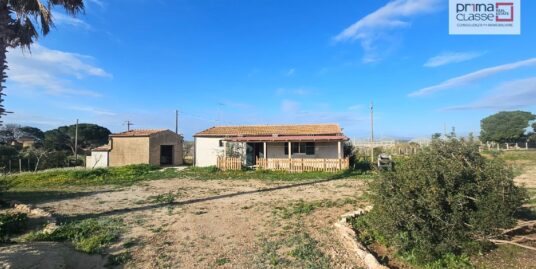 Vendesi casa indipendente con terreno in c.da Carnazza a Vittoria
