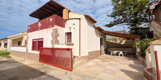Vendesi villetta a Marina di Acate in via degli Oleandri