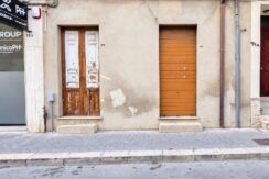 Facciata urbana restaurata senza insegna