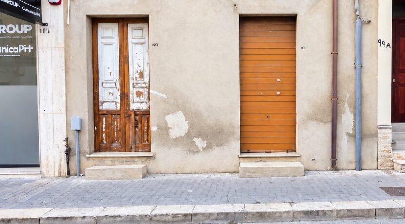 Facciata urbana restaurata senza insegna