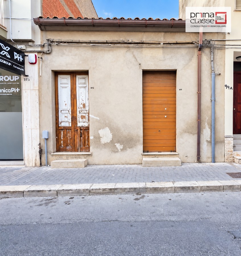 Vendensi Casa Singola a Vittoria in Via Adua, 103
