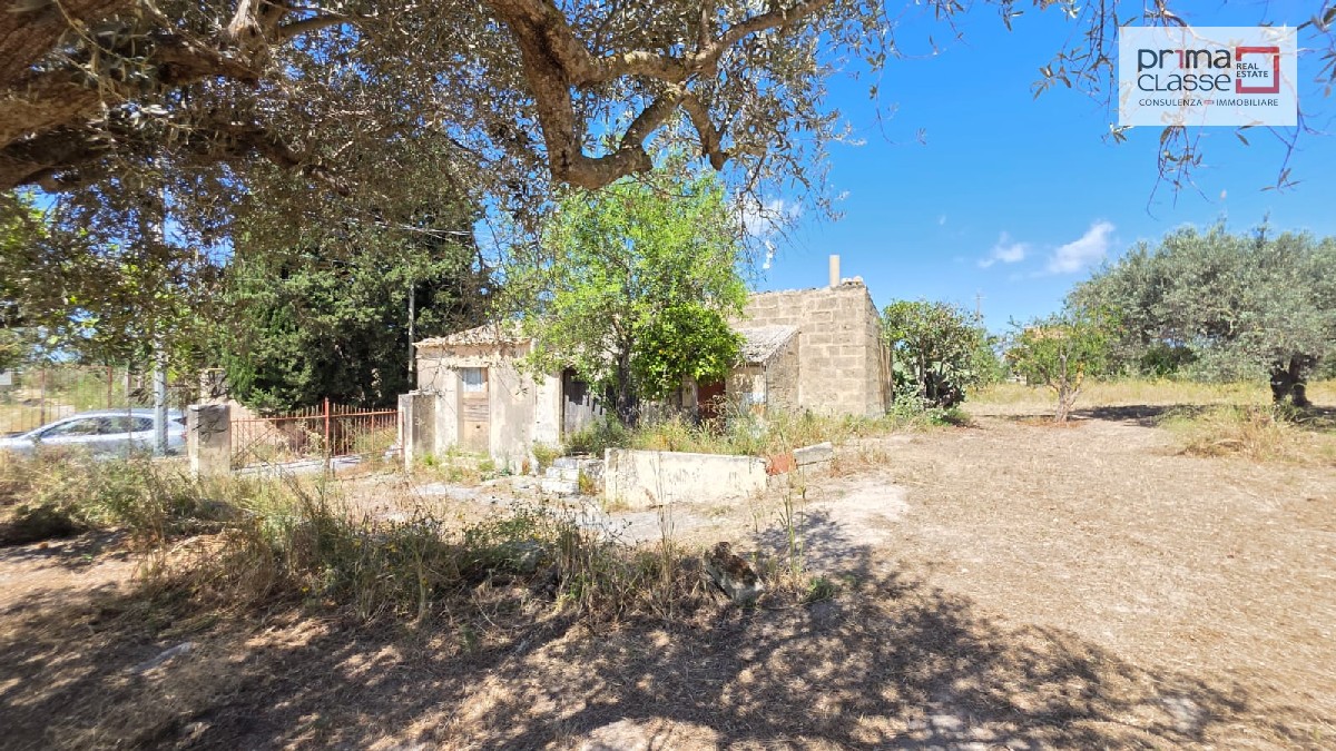 Vendesi a Comiso in c.da Deserto terreno in zona E e sottozona Cs