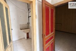 Ingresso rustico con pavimento pulito