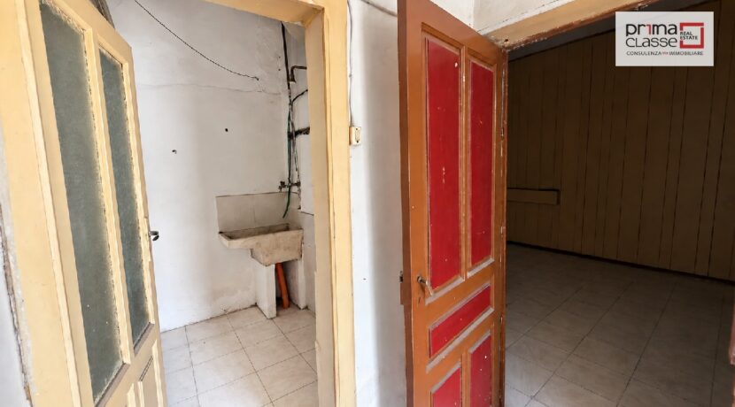 Ingresso rustico con pavimento pulito