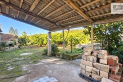 Patio Rustico con Giardino Rigoglioso