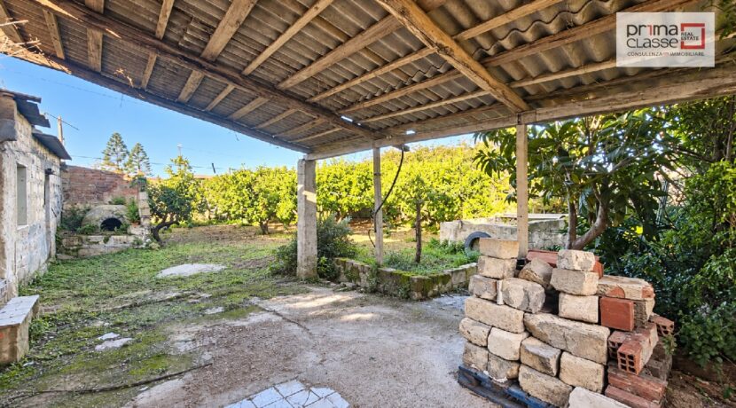Patio Rustico con Giardino Rigoglioso