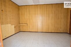 Stanza Vuota con Pareti in Legno